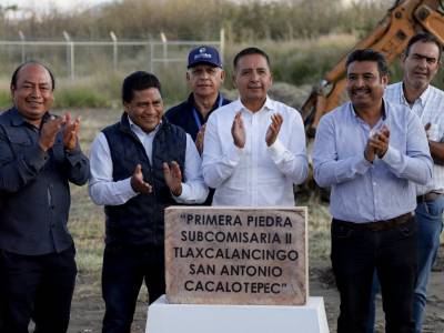 Coloca Mundo Tlatehui primera piedra de la Subcomisaria  II Tlaxacalancingo-Cacalotepec
