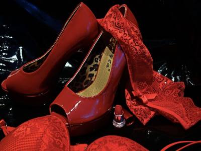 Ropa interior roja y anillos de compromiso entre lo más comprado en línea para Fin de Año