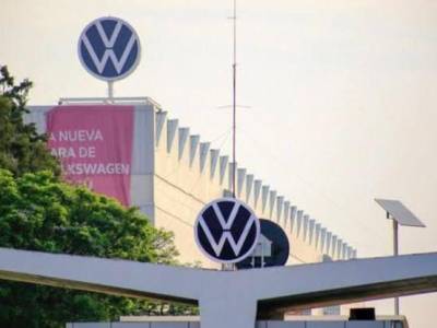 Trabajarán tiempo extra en VW para recuperar producción perdida por una falla en sistemas