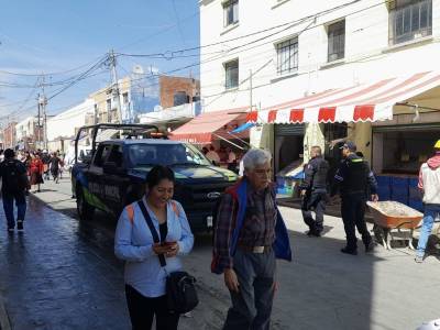 Sanciona Ayuntamiento a locatarios por tirar desechos a la vía pública en la 16 poniente