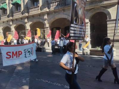 Desfilan trabajadores, conmemoran inicio de la Revolución Mexicana