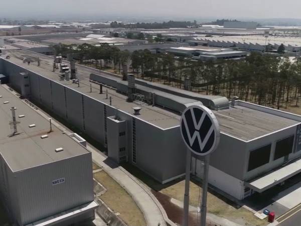 VW propuso “la baja temporal” de obreros por el desabasto de componentes