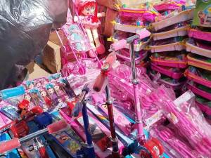 Ambulantes y locatarios realizan venta de juguetes en la 16 poniente