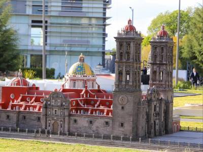 Puebla se vive y recorre en familia: Sergio Salomón, inaugura rehabilitación del “Paseo de Gigantes”