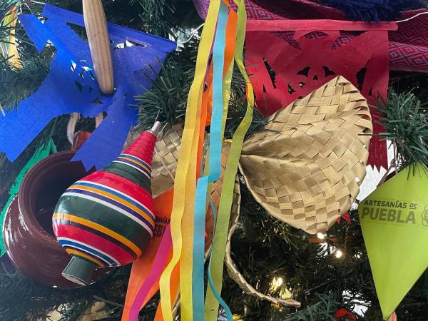 En Papalote Museo del Niño, gobierno estatal exhibe adornos navideños de Pahuatlán