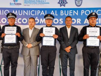 Entrega Edmundo Tlatehui estímulos económicos como parte del premio municipal al buen policía