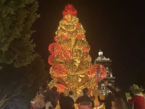 Encienden más de 1 millón de luces navideñas en el zócalo de la ciudad