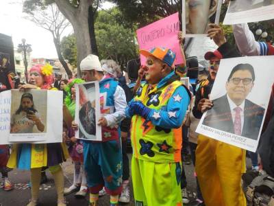 Payasos se manifiestan y exigen la  renuncia de Fabián Valdivia