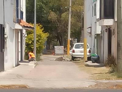 Vecina de Jardines de San Manuel denuncia que por obras realizadas por Agua de Puebla no tiene agua