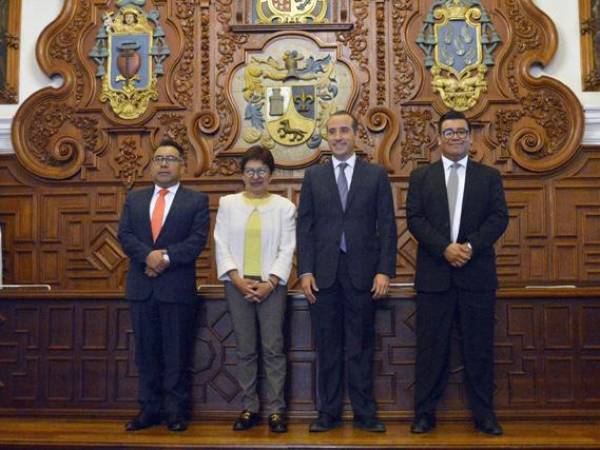 El candidato de la coalición Mejor Rumbo para Puebla presenta plan de gobierno municipal al Consejo Universitario