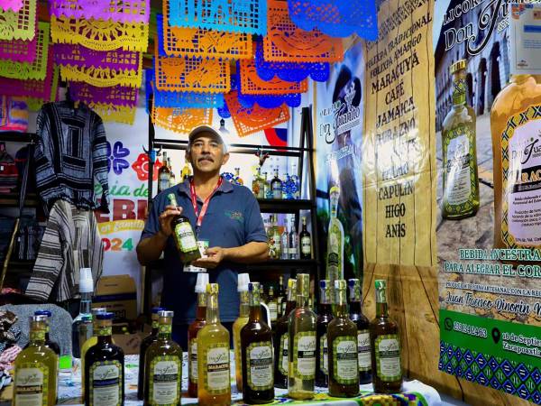 Presentan Tepeyahualco y Zacapoaxtla quesos, bebidas y textiles artesanales en la Feria de Puebla