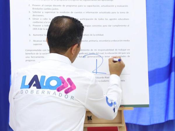 Lalo Rivera firma el compromiso por una educación con rumbo