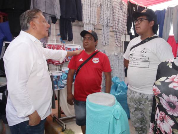 Fernando Morales visita el tianguis de "Los Lavaderos"
