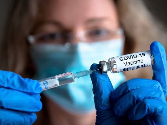 La vacuna actualizada contra COVID-19 de Moderna ya está disponible en las farmacias de México