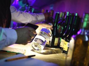 Realiza Salud operativos para evitar venta de bebidas alcohólicas a menores de edad