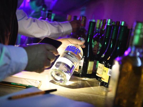 Realiza Salud operativos para evitar venta de bebidas alcohólicas a menores de edad