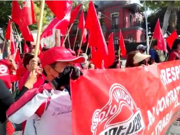 Marchan sindicatos de la UNT y exigen mejores condiciones laborales