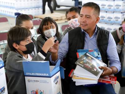 Inicia Mundo Tlatehui entrega de kits escolares a preescolares y primarias públicas