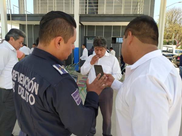 Crea prevención del delito de San Andrés Cholula red de botones de alertamiento con gremio de taxistas