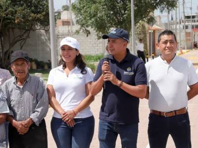 Entrega Mundo Tlatehui adoquinamiento de la calle Vicente Fox en San Rafael Comac