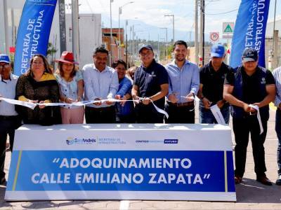 Inaugura Mundo Tlatehui Adoquinamiento de la calle Emiliano Zapata en Tlaxcalancingo