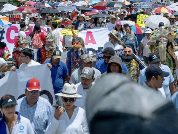 Encabeza marcha Roxana Luna, acusa fraude electoral y demanda justicia 