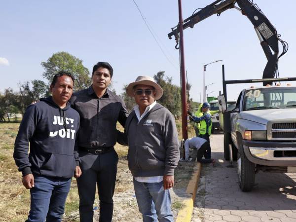 Supervisa Omar Muñoz la instalación de luminarias en Chautenco 