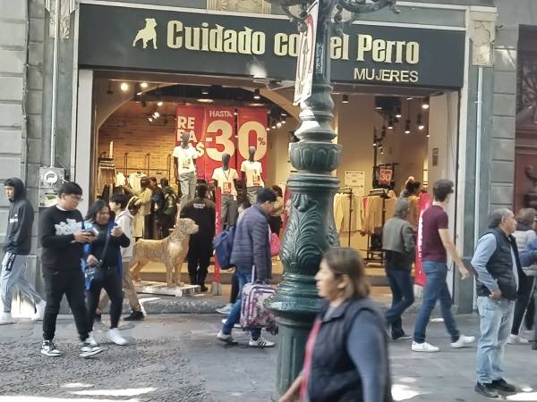 Comercios en el Centro Histórico de Puebla ofrecen rebajas de hasta 70% 