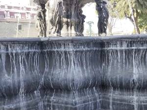 Fuente de San Miguel luce con manchas blancas