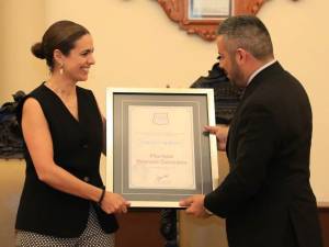 Recibe Mariana Wenzel premio Natalia Serdán