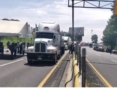 Por dos horas ejidatarios acceden reabrir la autopista México-Puebla