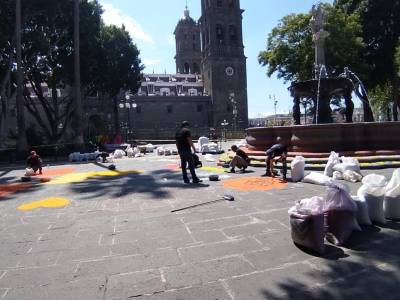 Comienza la colocación de la alfombra monumental en el Zócalo