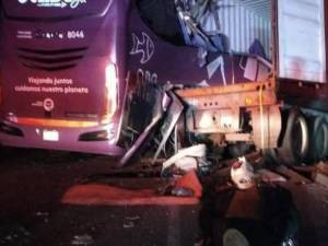 Mueren siete personas en choque de autobús ADO en la autopista Perote-Xalapa