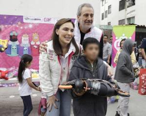 Entregan Pepe Chedraui y Marielise Budib juguetes a niñas y niños de la U.H. Villa Frontera