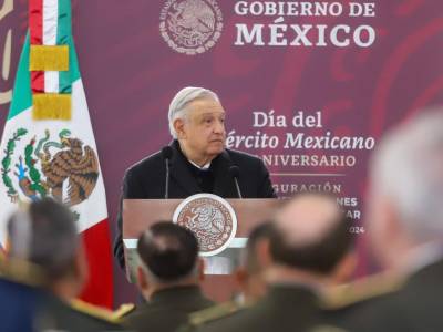 En Oriental, AMLO y Sergio Salomón presiden ceremonia por Día del Ejército Mexicano