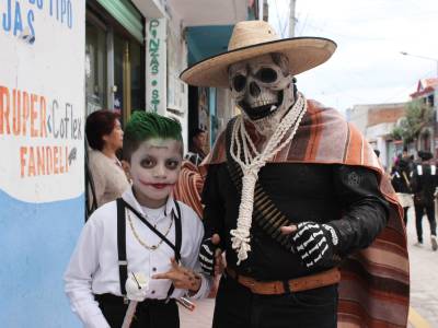 Huejotzingo vibra con color y tradición: Desfile de catrinas y catrines reúne a más de mil 500 personas 