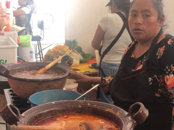 Disfrutan familias cholultecas del sazón de cocineras tradicionales en “Sabores de Cholula”