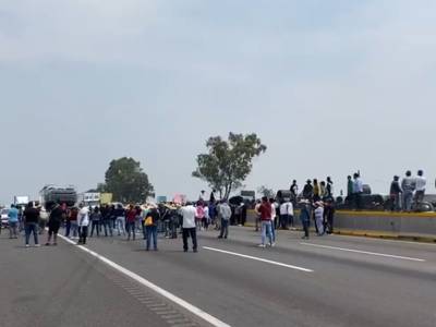Bloquean autopista México-Puebla para evitar sobre explotación de pozo de agua