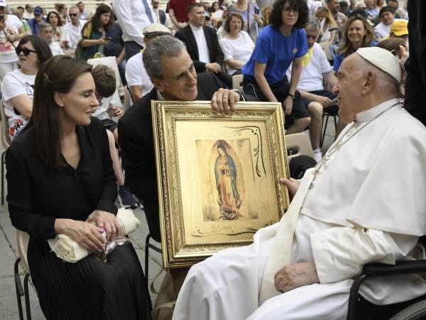 Pepe Chedraui intercambia opiniones con el Papa Francisco