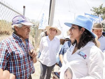 Lupita Cuautle es recibida con entusiasmo durante su recorrido en la junta auxiliar de San Bernardino Tlaxcalancingo 