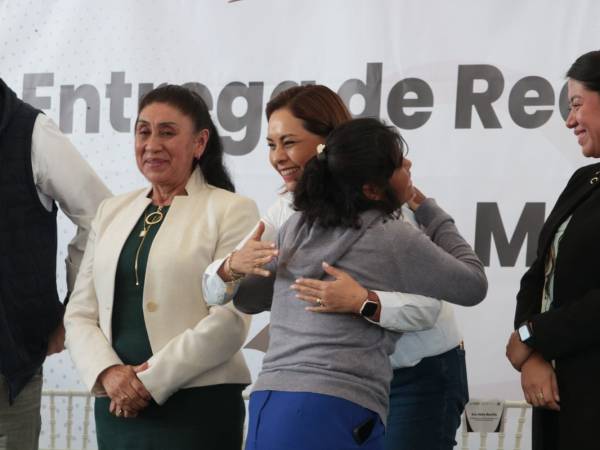 Encabeza Gaby Bonilla entrega de apoyos en Santo Tomás Hueyotlipan