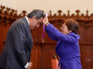 Por su respaldo a la educación, Sergio Salomón recibe medalla “Melchor de Covarrubias” por la BUAP