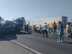 Dos de los 24 lesionados en la México-Puebla están graves tras accidente cuando se dirigían al CENHCH