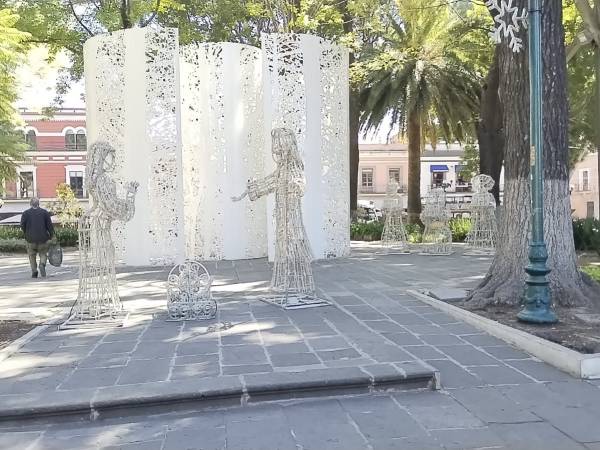 Colocan adornos navideños en el Zócalo de Puebla 