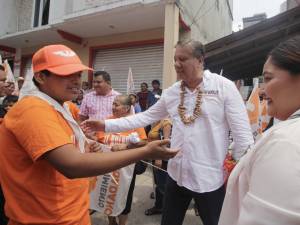 Fernando Morales y la Ola Naranja llegan a pintar las calles de Caxhuacan