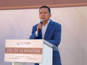 Encabeza Mundo Tlatehui ceremonia cívica en conmemoración por el Día de la Bandera