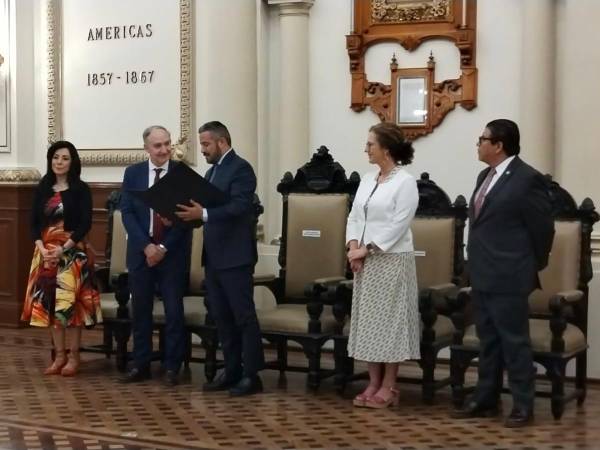 Adán Domínguez entrega reconocimiento de visitante distinguido a Antonio Largo y Paloma Castro