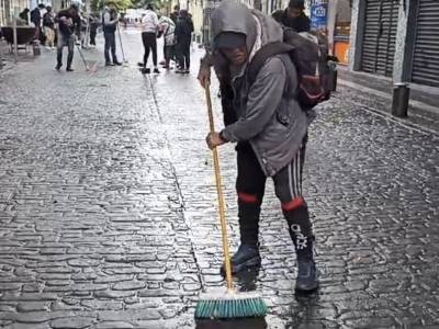 Ambulantes limpian las calles del Centro Histórico 