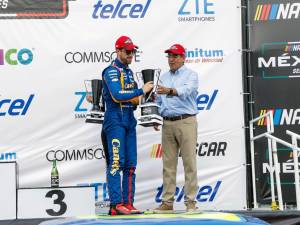 Premia Sergio Salomón a triunfadores de Nascar México Series