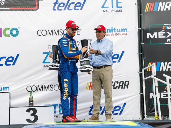 Premia Sergio Salomón a triunfadores de Nascar México Series